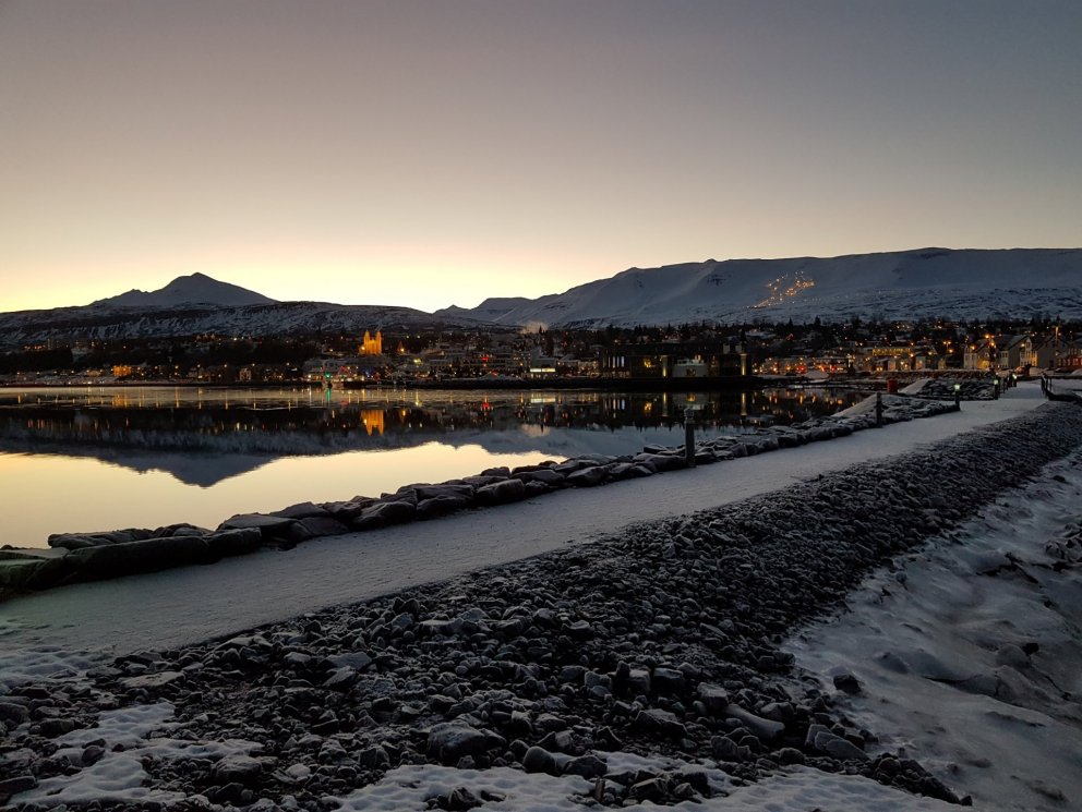 Strandgata í vetrarbúningi. Mynd: Herdís Helgadóttir