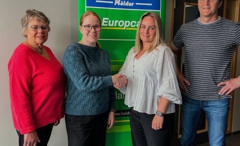 Á myndinni, sem tekin var eftir undirritun samningsins, má sjá frá vinstri Sigríði Stefánsdóttur og …